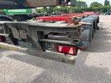 un camion qui est garé dans un parking