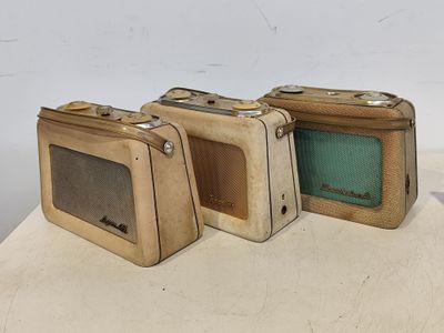 trois bagages posés sur une surface blanche