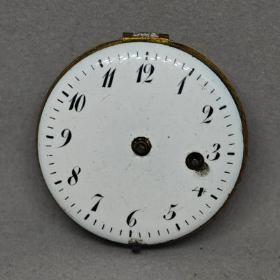 un gros plan d'une horloge blanche sur laquelle figurent des chiffres