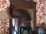 un miroir et une lampe posés sur une cheminée dans une pièce