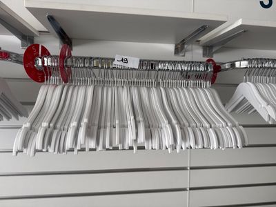 de nombreux cintres accrochés au mur dans un magasin