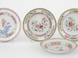 trois assiettes chinoises ornées de motifs floraux, disposées les unes à côté des autres