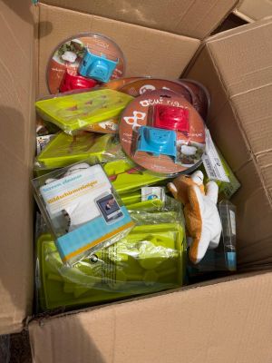 une boîte en carton remplie d'objets divers qui s'y trouvent
