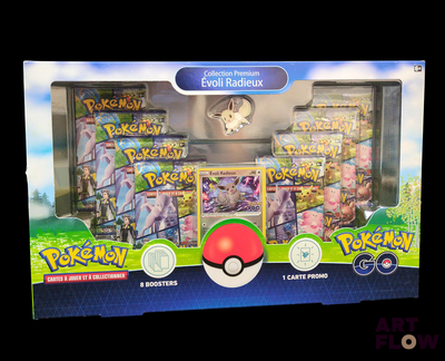 une boîte de cartes Pokémon exposée dans un magasin