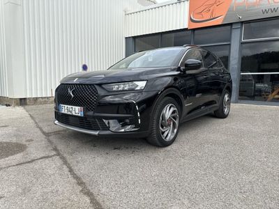 une DSX noire garée devant un immeuble