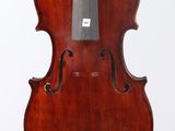 un vieux violon avec un archet accroché à son dos