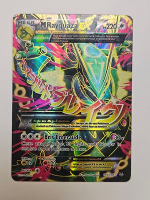 gros plan d'une carte pokemon sur une surface blanche