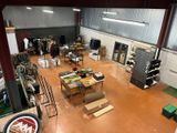une grande salle où se trouvent de nombreuses tables et chaises