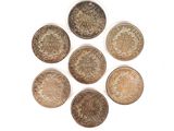 six pièces britanniques différentes sur un fond blanc