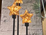 une boîte surmontée de trois étoiles lumineuses