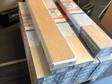 plusieurs piles de planches de bois empilées les unes sur les autres dans un entrepôt