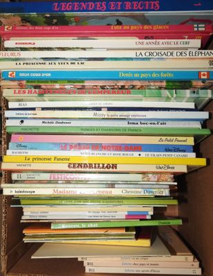 une boîte remplie de livres pour enfants empilés les uns sur les autres