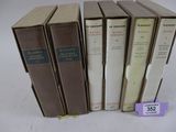 plusieurs livres sont empilés sur une table