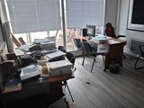 une photo d'un bureau encombré, avec beaucoup de désordre sur le bureau