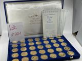 une boîte remplie de pièces d'or, sur laquelle est posée une note