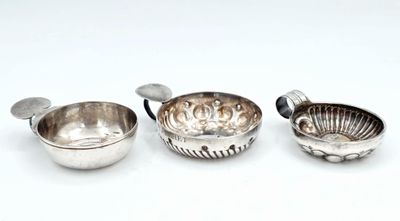 trois bols et cuillères en métal argenté posés sur un fond blanc