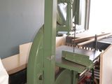 une machine placée au milieu d'une pièce
