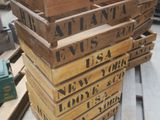 plusieurs caisses en bois empilées les unes sur les autres sur une palette