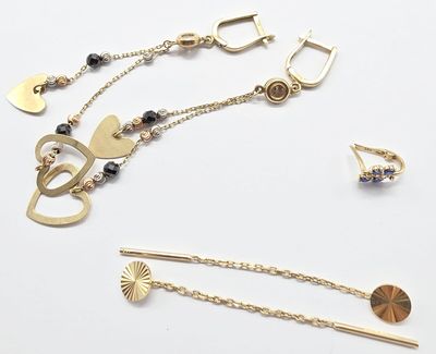 beaucoup de bijoux posés sur la table