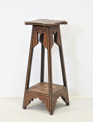 une photo d'une table en bois avec un plateau en bois posée sur un sol blanc
