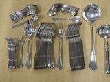beaucoup de cuillères et de fourchettes en argent sur la table