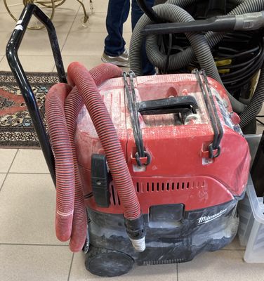 un aspirateur rouge posé par terre
