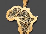un pendentif en or sur lequel est gravée une carte de l'Afrique