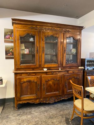 une table de salle à manger avec des chaises et un vaisselier