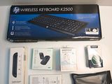 une boîte sur laquelle se trouvent un clavier, une souris et d'autres objets