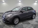 Le SUV Fiat gris est garé dans une grande pièce.