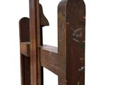 une porte en bois surmontée d'un oiseau
