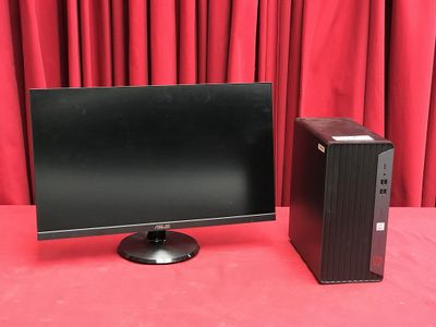 une image représentant un ordinateur de bureau posé à côté d'un écran