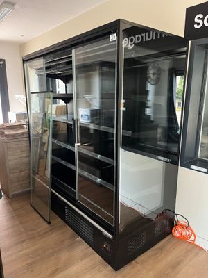 une photo d'une grande vitrine dans un magasin