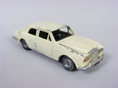 une voiture jouet posée sur une surface blanche