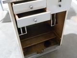une armoire blanche à deux tiroirs avec un évier