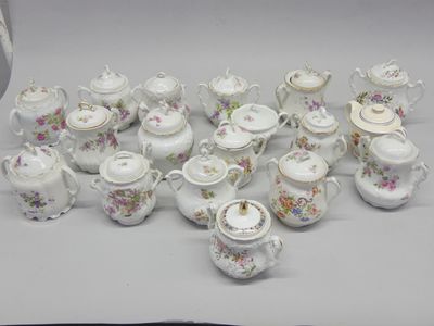de nombreux types de théières et de soucoupes sur la table