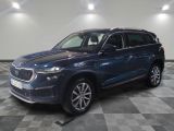 un SUV BMW bleu garé sur un sol à damier dans un garage