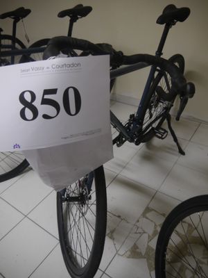 un vélo sur lequel est accrochée une étiquette de prix