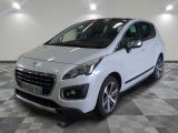 la petite voiture blanche est garée sur un carrelage à carreaux