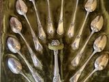 beaucoup de cuillères dans une boîte posée sur la table