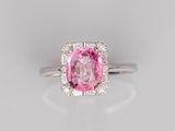 une bague en tourmaline rose et diamant