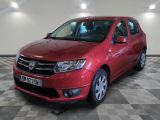 la photo d'une voiture rouge garée dans un garage