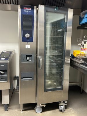 une image d'une cuisine commerciale avec des appareils en acier inoxydable