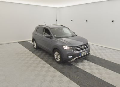 la photo d'une voiture dans un garage au sol en damier