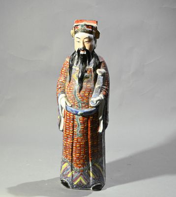 une image représentant une figurine d'un homme portant un chapeau et une robe