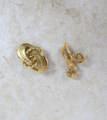 une paire de boucles d'oreilles dorées ornées d'un motif en spirale