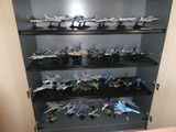 beaucoup d'avions miniatures sur les étagères de la vitrine