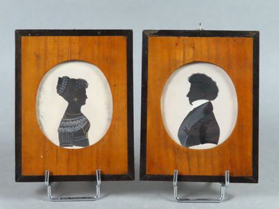 deux photos encadrées représentant un homme et une femme de profil