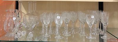 des bouteilles et des verres posés sur une étagère en verre dans un magasin