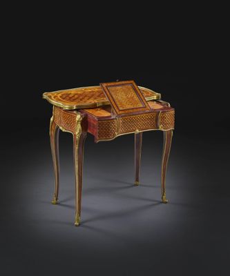 une petite table avec un plateau en bois et deux tiroirs